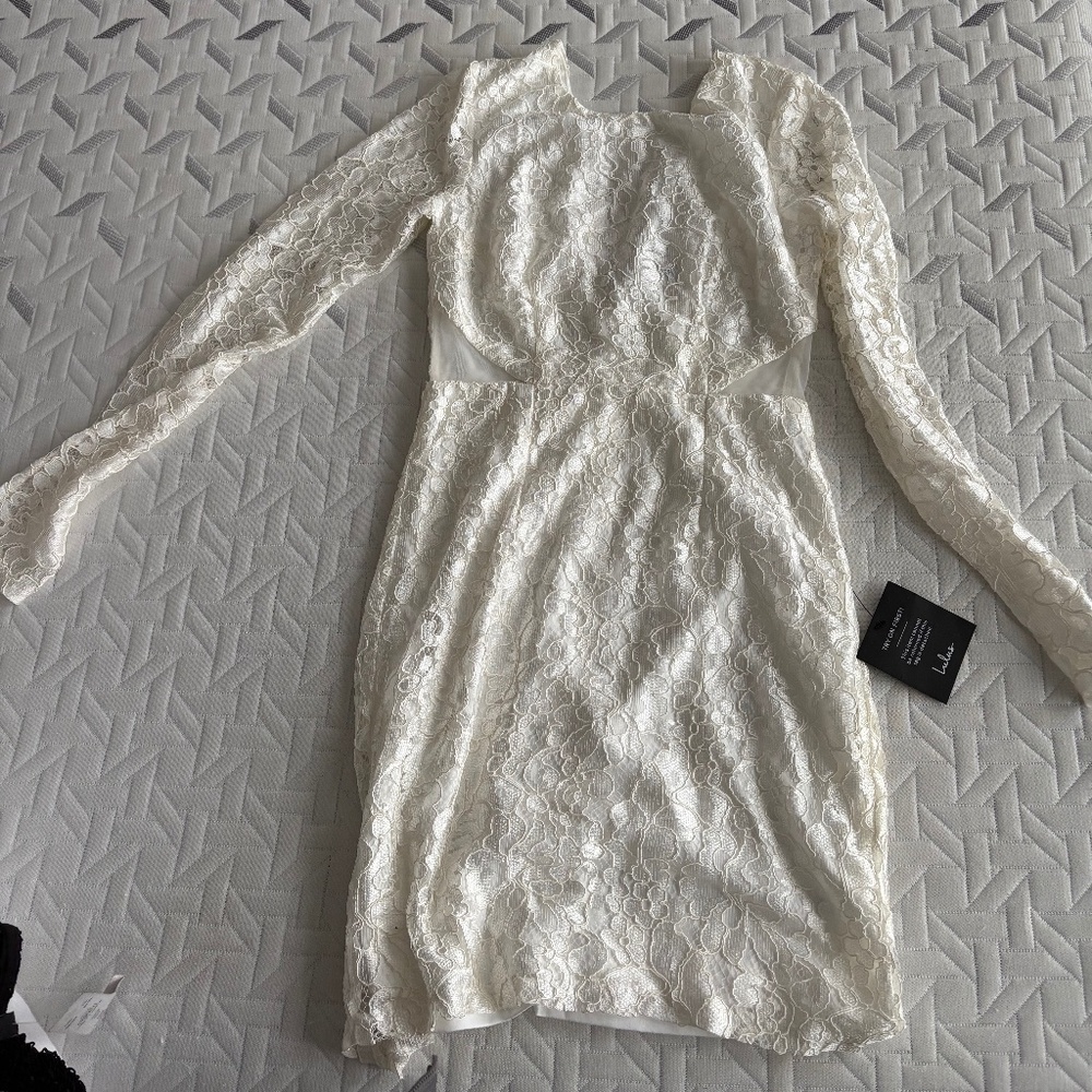 Lulus NWT Long sleeved lace mini dress